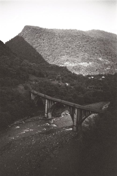 Бесплатное стоковое фото с Аэрофотосъемка, вертикальный выстрел, гора