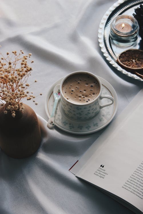 beyaz masa örtüsü, bir fincan kahve, Kahve içeren Ücretsiz stok fotoğraf