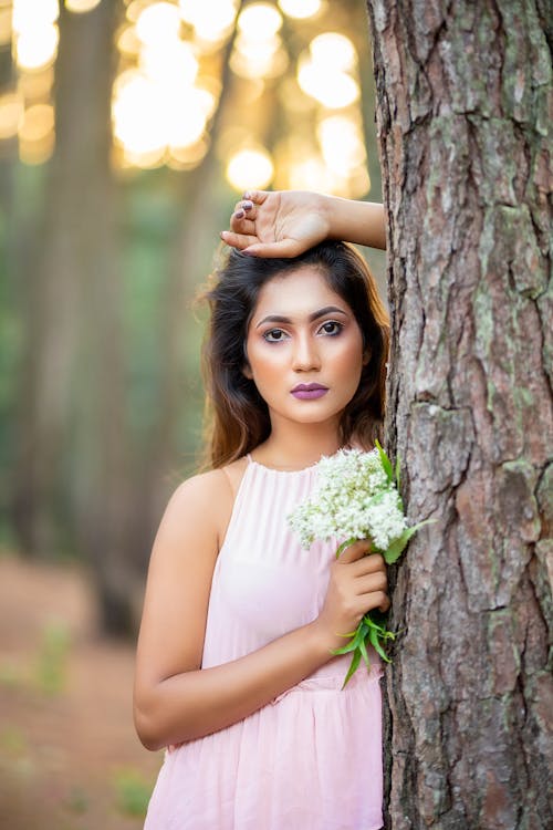 Kostnadsfri bild av fotografering, Framställ, håller blommor