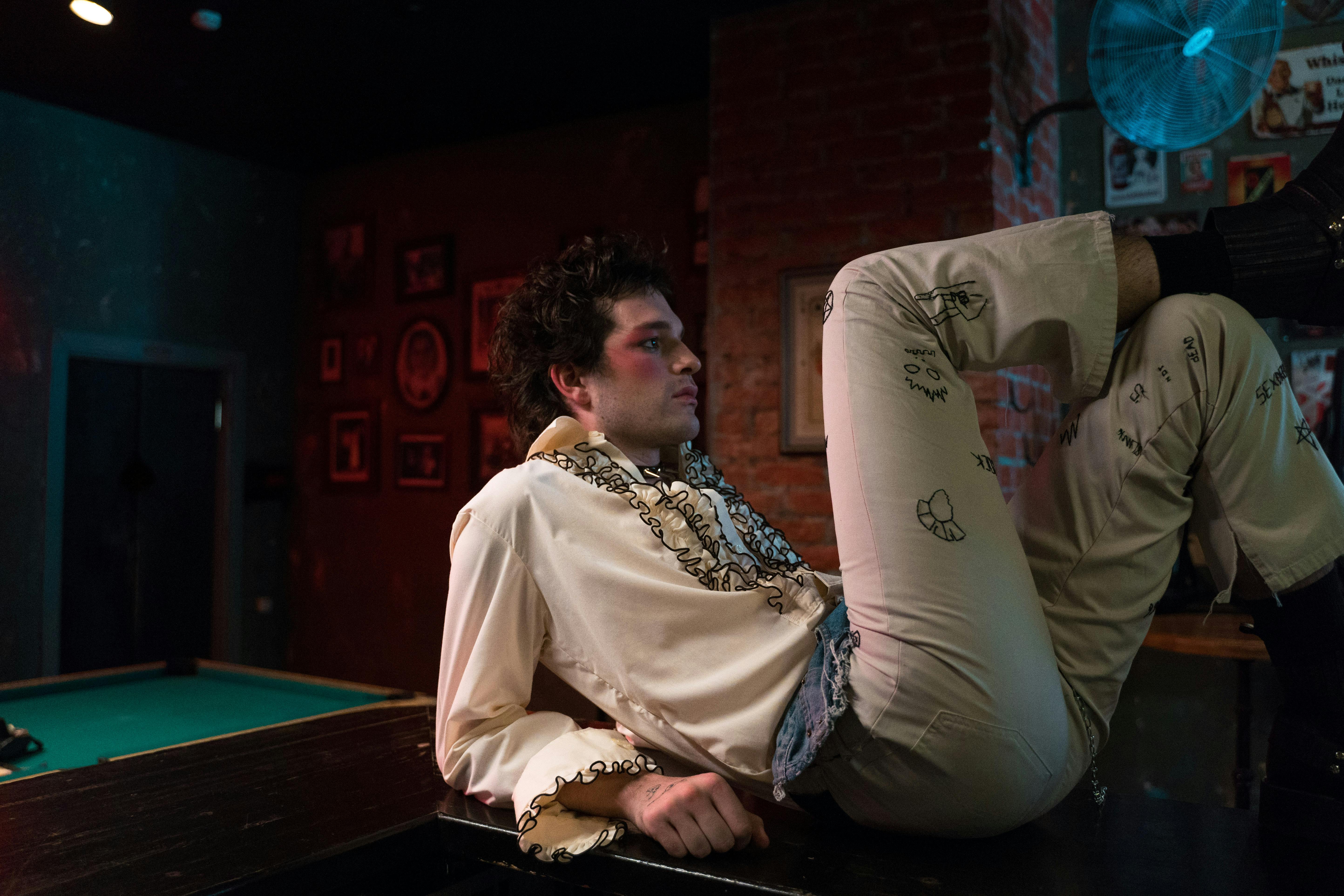 Ücretsiz adam, ahşap yüzey, artistik içeren Ücretsiz stok fotoğraf Stok Fotoğraflar