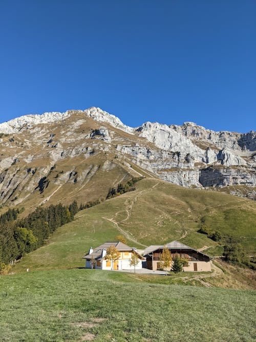 Бесплатное стоковое фото с вертикальный выстрел, гора, деревни