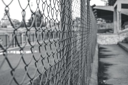 бесплатная Бесплатное стоковое фото с бетонное покрытие, забор из сетки-рабицы, лужа Стоковое фото
