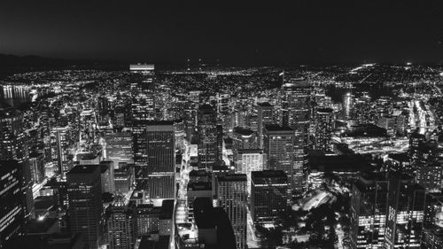 Free A breathtaking aerial view of Seattle's cityscape captured at night in black and white. Stock Photo