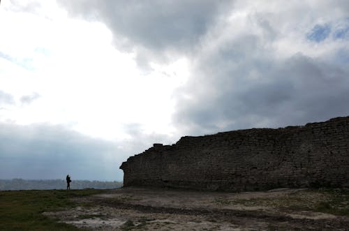 Immagine gratuita di cielo bianco, in piedi, muro di mattoni