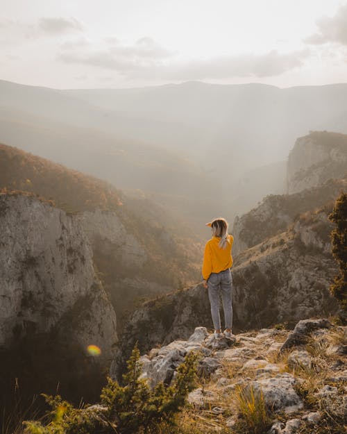 arkadan görünüm, ayakta, bulutlar içeren Ücretsiz stok fotoğraf