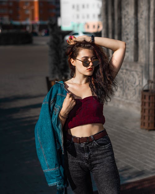 Free Young Woman Posing in City  Stock Photo