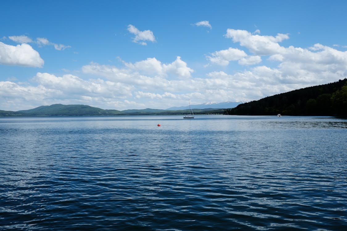 無料 湖の上の白い雲と青い空 写真素材