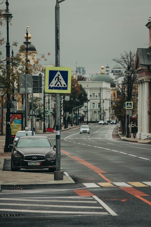 Foto d'estoc gratuïta de aparcat, carretera, costat de la carretera