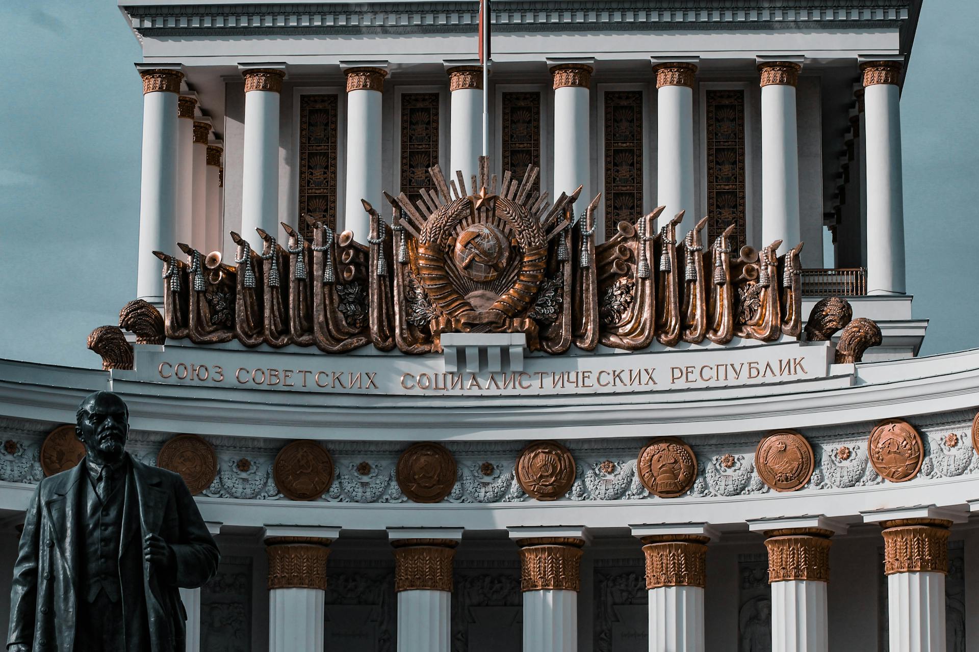 Ornamented Memorial Building and Statue