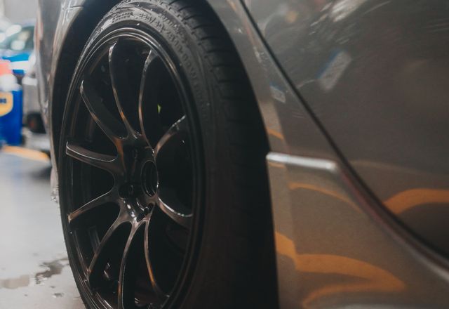 Car wheel and suspension in the garage