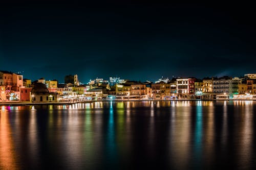 Stadtbild In Der Nähe Von Gewässern Während Der Nacht