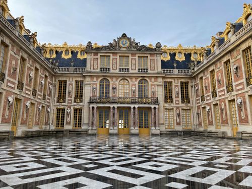 Free Explore the Baroque architecture of the Palace of Versailles courtyard with intricate facade details. Stock Photo