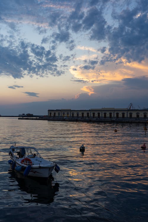 akşam karanlığı, altın saat, deniz içeren Ücretsiz stok fotoğraf