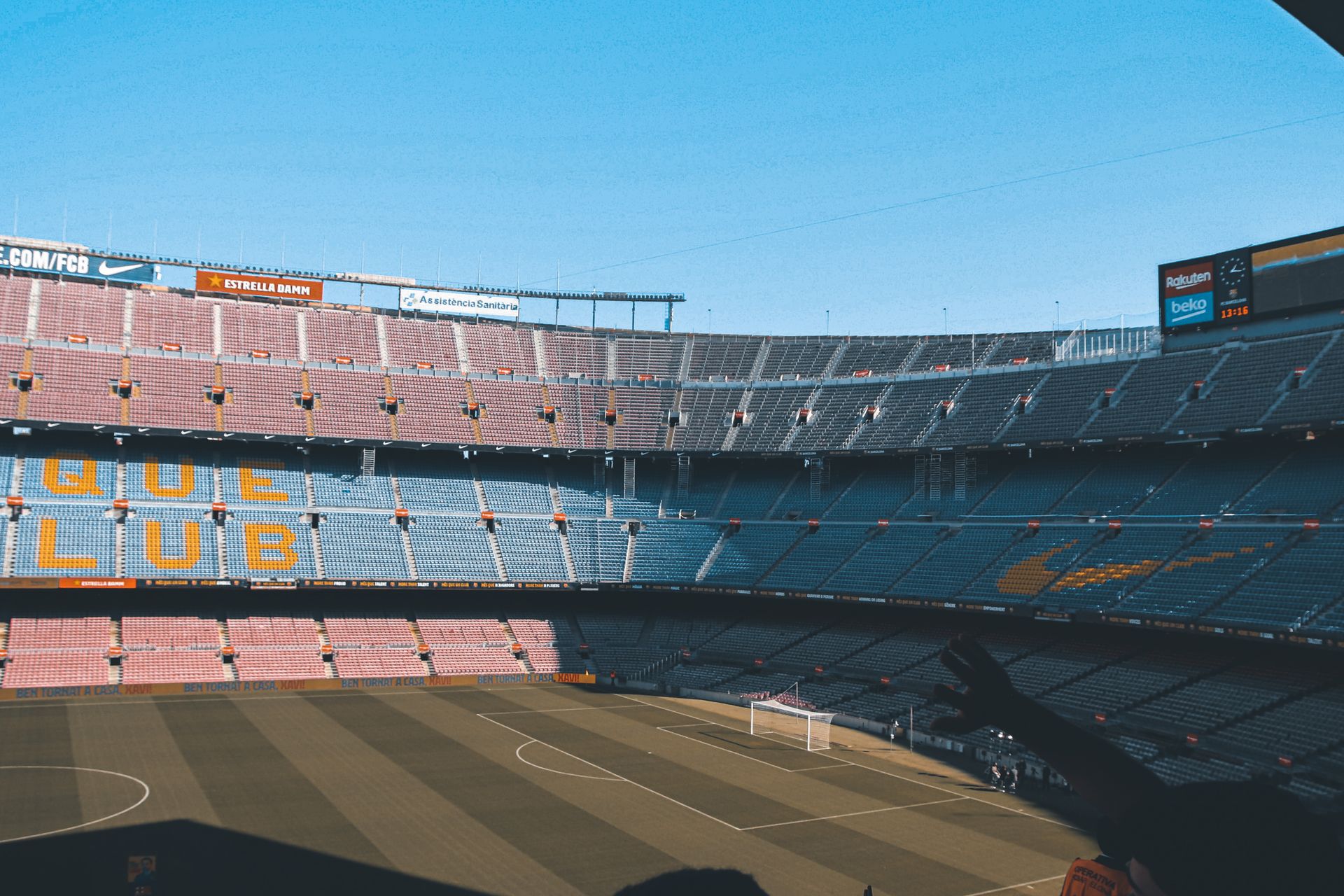 El césped verde de un estadio de fútbol vacío a la luz del día