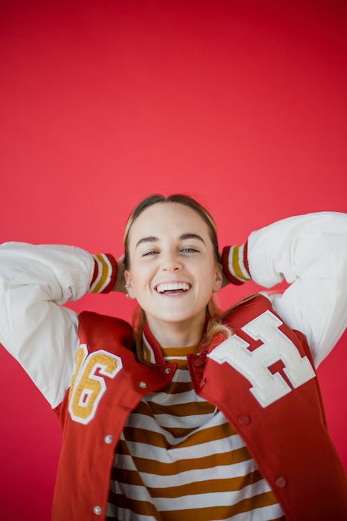 Fotos de stock gratuitas de estudiante universitario, fondo rojo, gente sonriendo