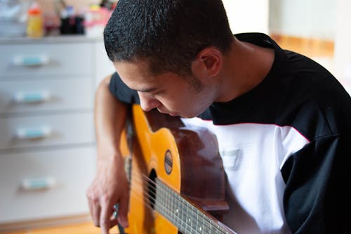 Ücretsiz adam, gitar, kapatmak içeren Ücretsiz stok fotoğraf Stok Fotoğraflar