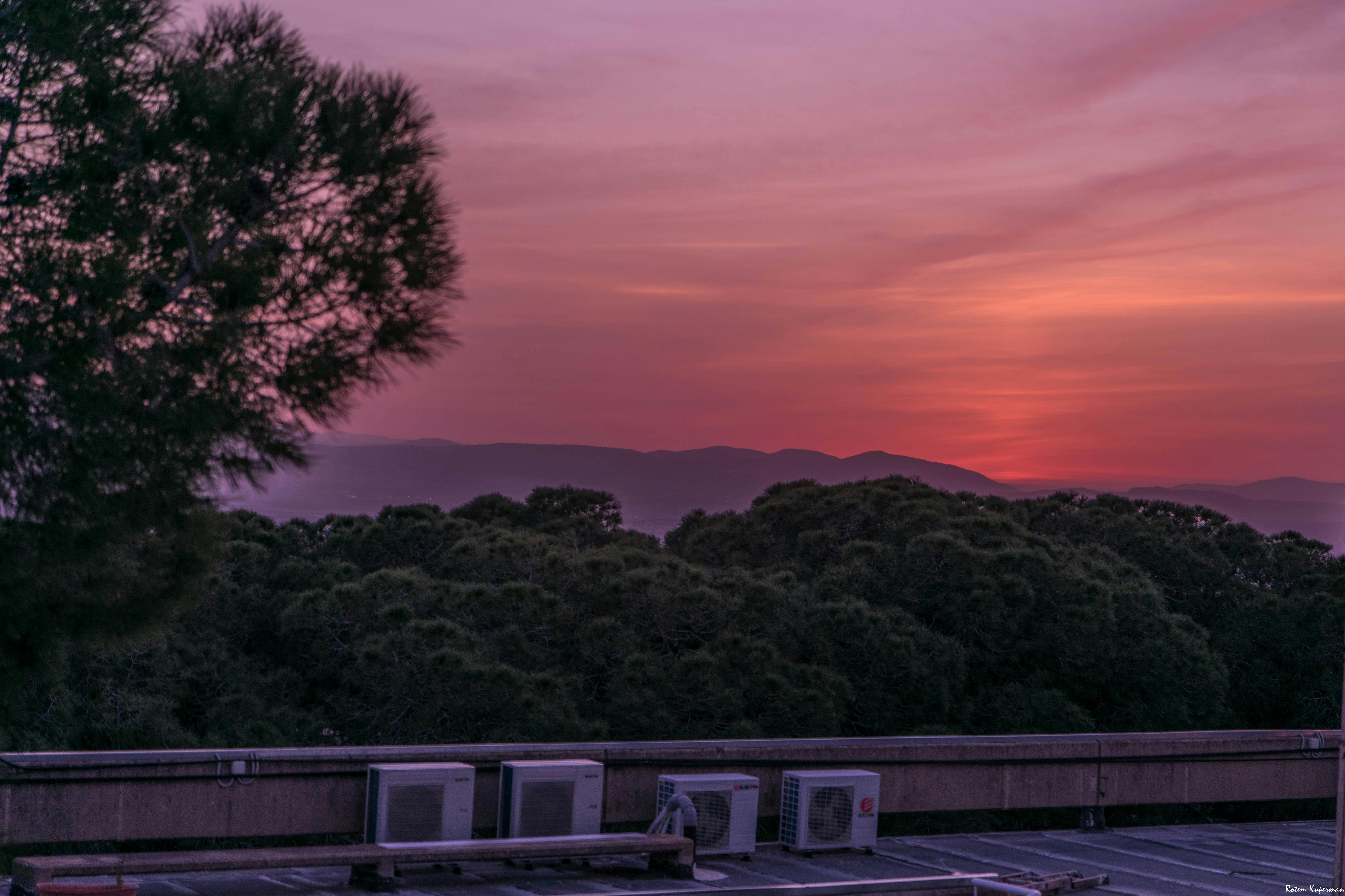 日本の雪景色の中にある露天風呂