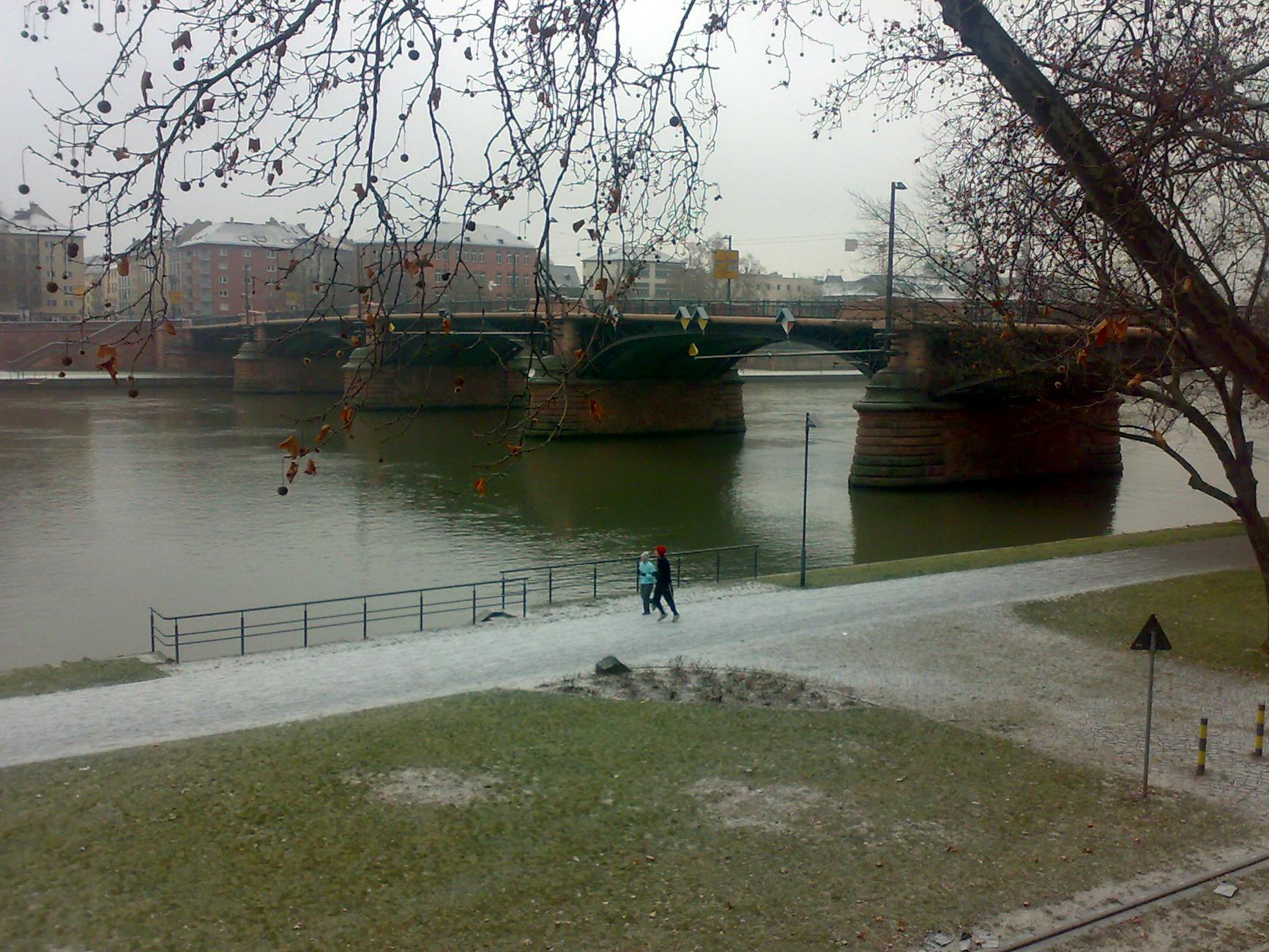 Unvergessliche Sunrise Safari Abu Dhabi 2026 Ihr Morgen-Highlight 1 Ein Kamelreiter während einer Sunrise Safari Abu Dhabi mit goldener Wüste und aufgehender Sonne im Hintergrund.
