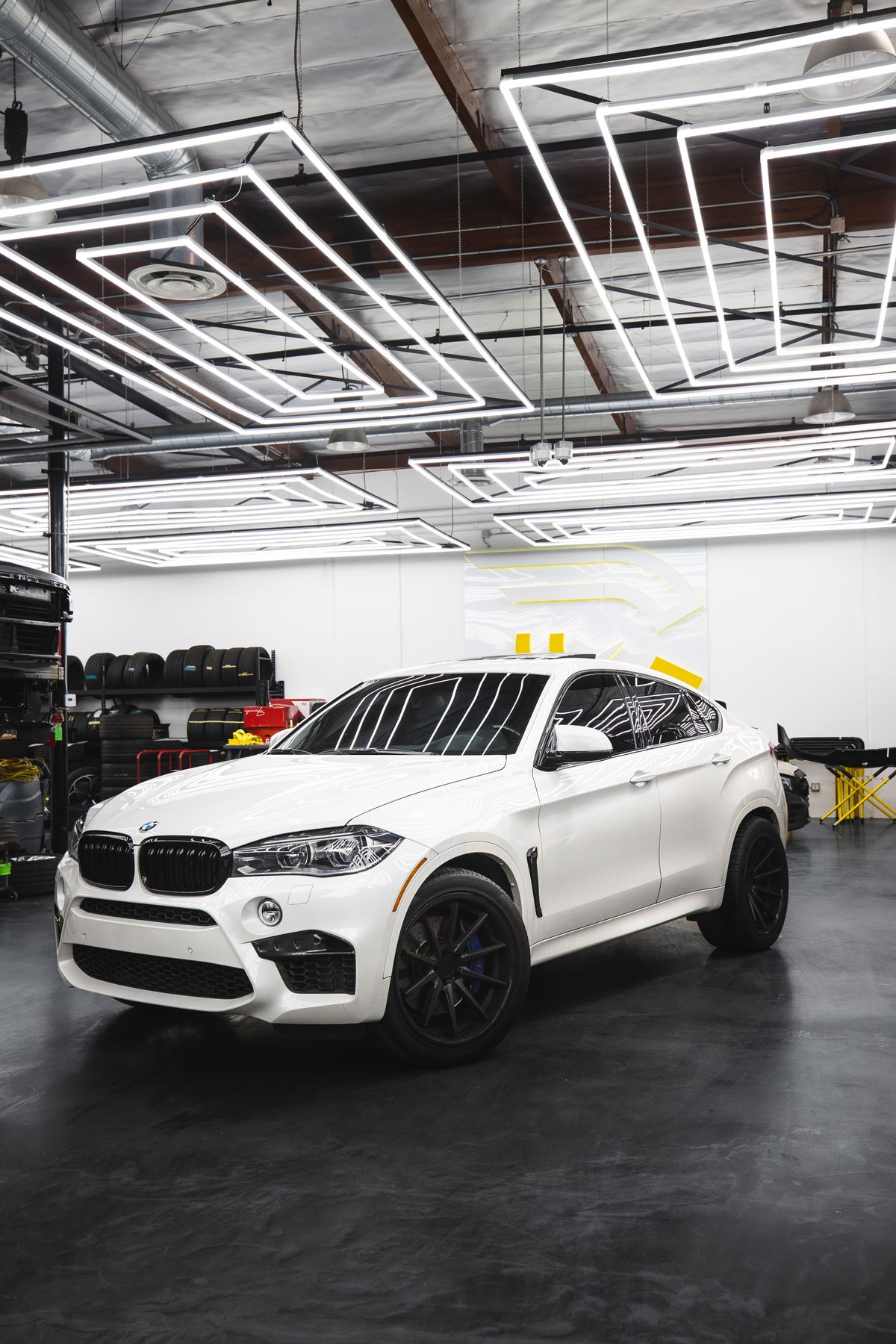 Baltas BMW X6 serviso patalpose