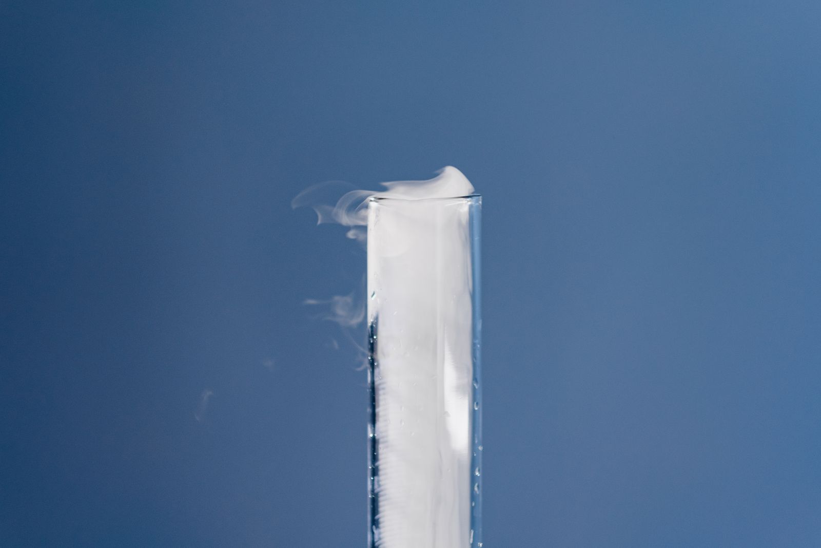 Laboratorieglas med ånga som illustrerar analys av THCB, THCX och THCBA