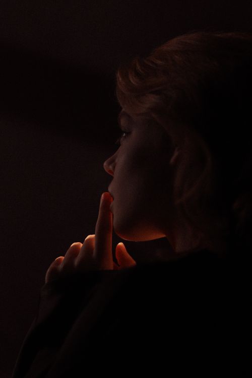 Free Artistic side profile portrait of a woman in low light, exuding mystery and contemplation. Stock Photo