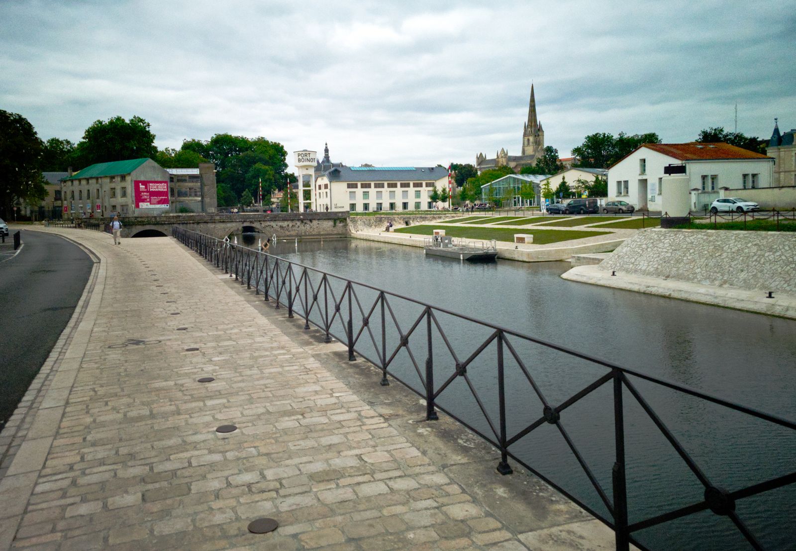 Promenade au bord de la Sèvre Niortaise avec la flèche de Notre-Dame à Niort