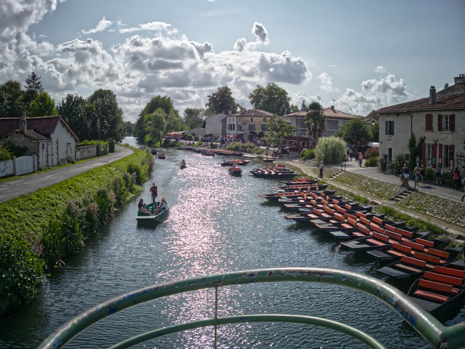 Barques traditionnelles amarrées le long d'un canal dans le Marais poitevin