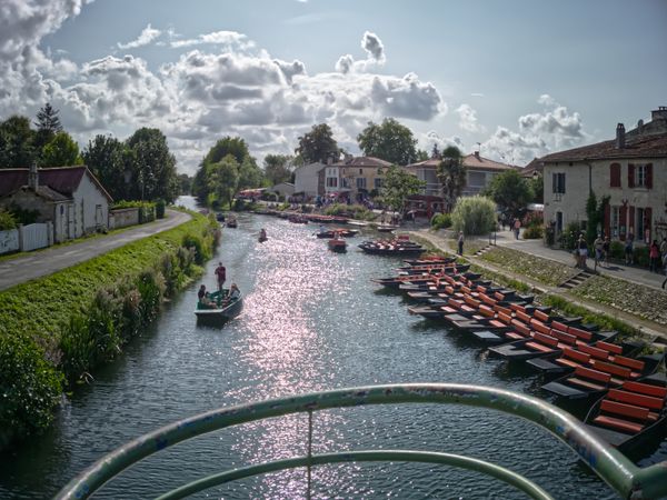 Barques traditionnelles amarrées le long d'un canal dans le Marais poitevin