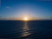 海上日落美不胜收，倒影宁静，天空色彩鲜艳