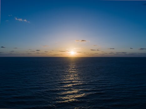 海上日落美不胜收，倒影宁静，天空色彩鲜艳