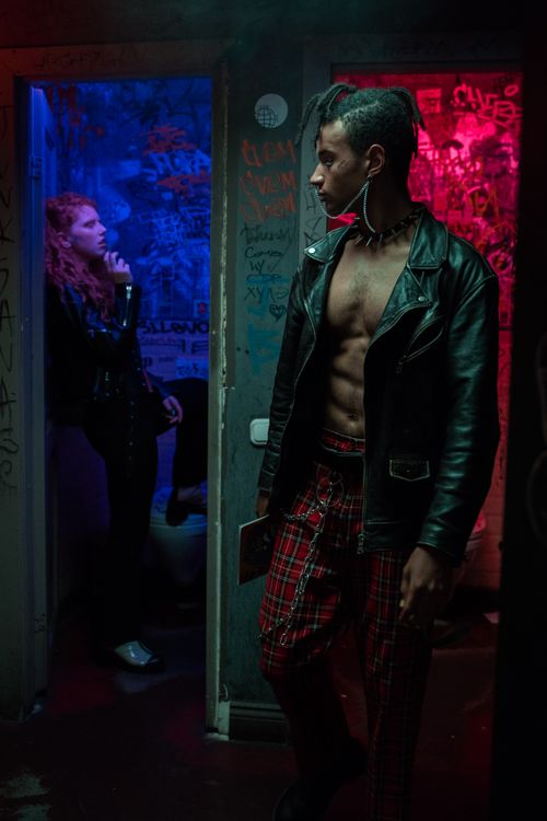 Free A punk couple in a graffiti-covered club bathroom, embodying rebellion and nightlife energy. Stock Photo