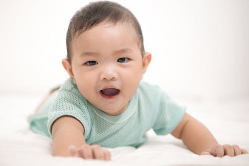 Ilmainen kuvapankkikuva tunnisteilla aasialainen vauva, hymyily, katsominen
