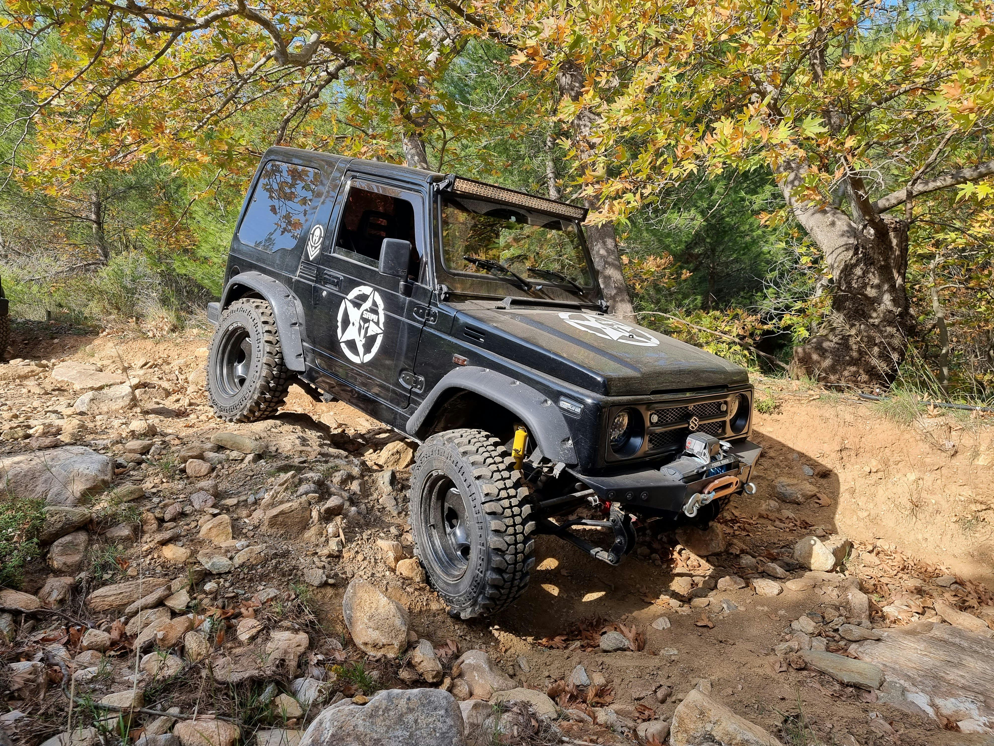 Jeep Cherokee XJ Driving on the Mud · Free Stock Photo