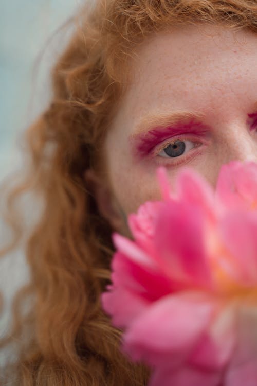 Fotos de stock gratuitas de cubriendo la cara, efecto desenfocado, flor rosa