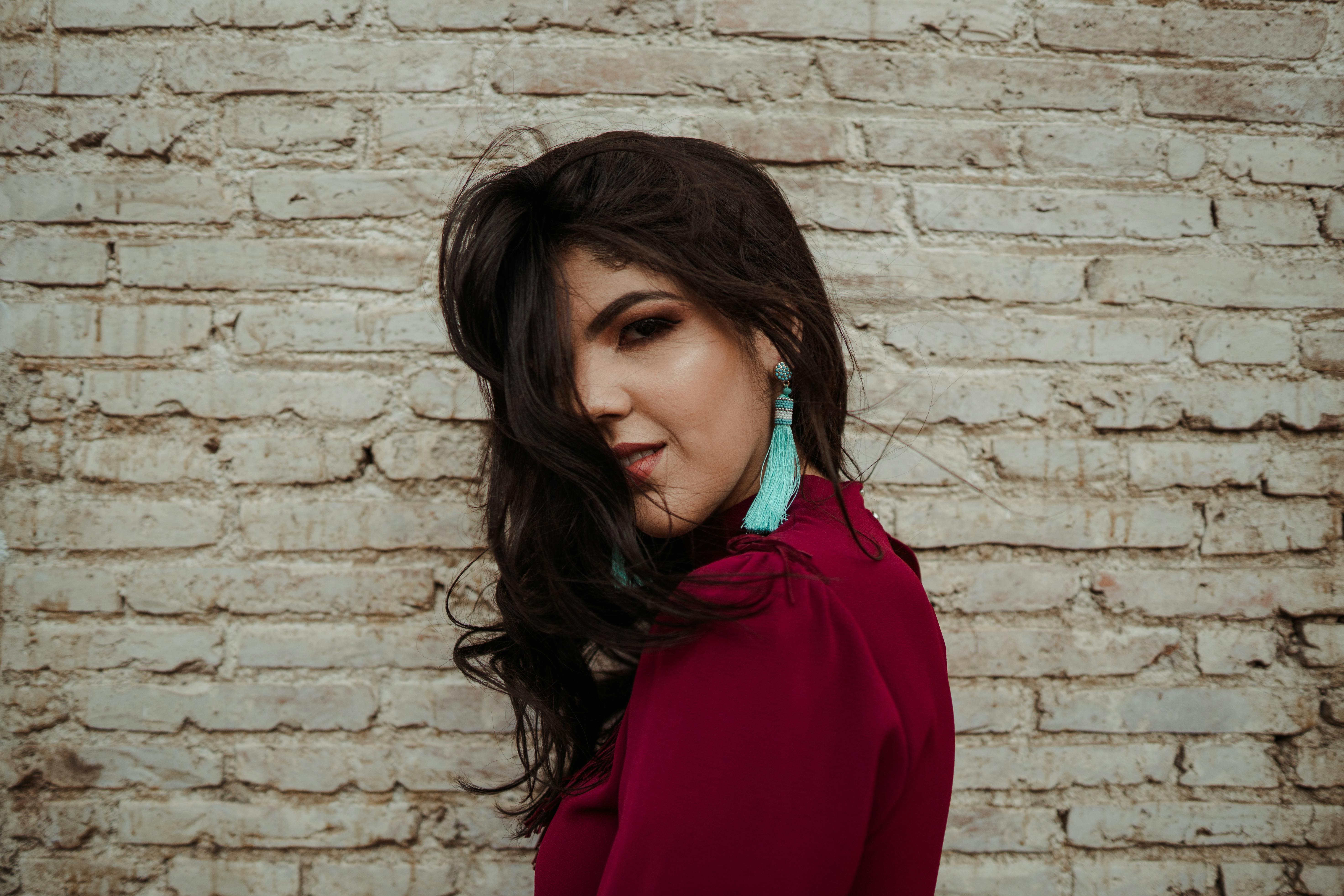 Gratis Wanita Mengenakan Anting Rumbai Teal Foto Stok