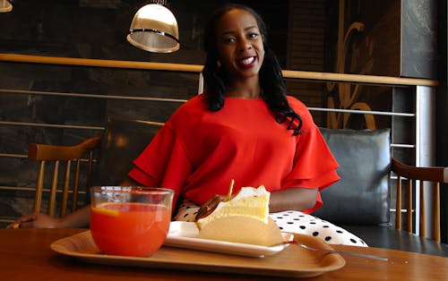 Kostnadsfri bild av afrikansk amerikan kvinna, ansiktsuttryck, bord