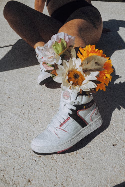 Gratis stockfoto met benen, betonnen vloer, bloemen