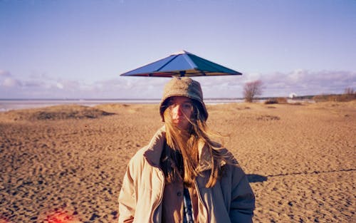 Бесплатное стоковое фото с женщина, куртка, пляж