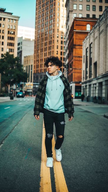 Bugün ekose gömleğin altına açık mavi kapüşonlu, siyah kot, beyaz sneaker; bütün gün çok rahatım.
#günlükkombin #lightblue #hoodie #sneakers