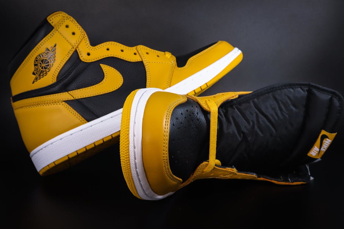 Foto de stock gratuita sobre aire jordan, amarillo, calzado, cerca, fotografía de negro, nike, zapatos, zapatos con suela de
