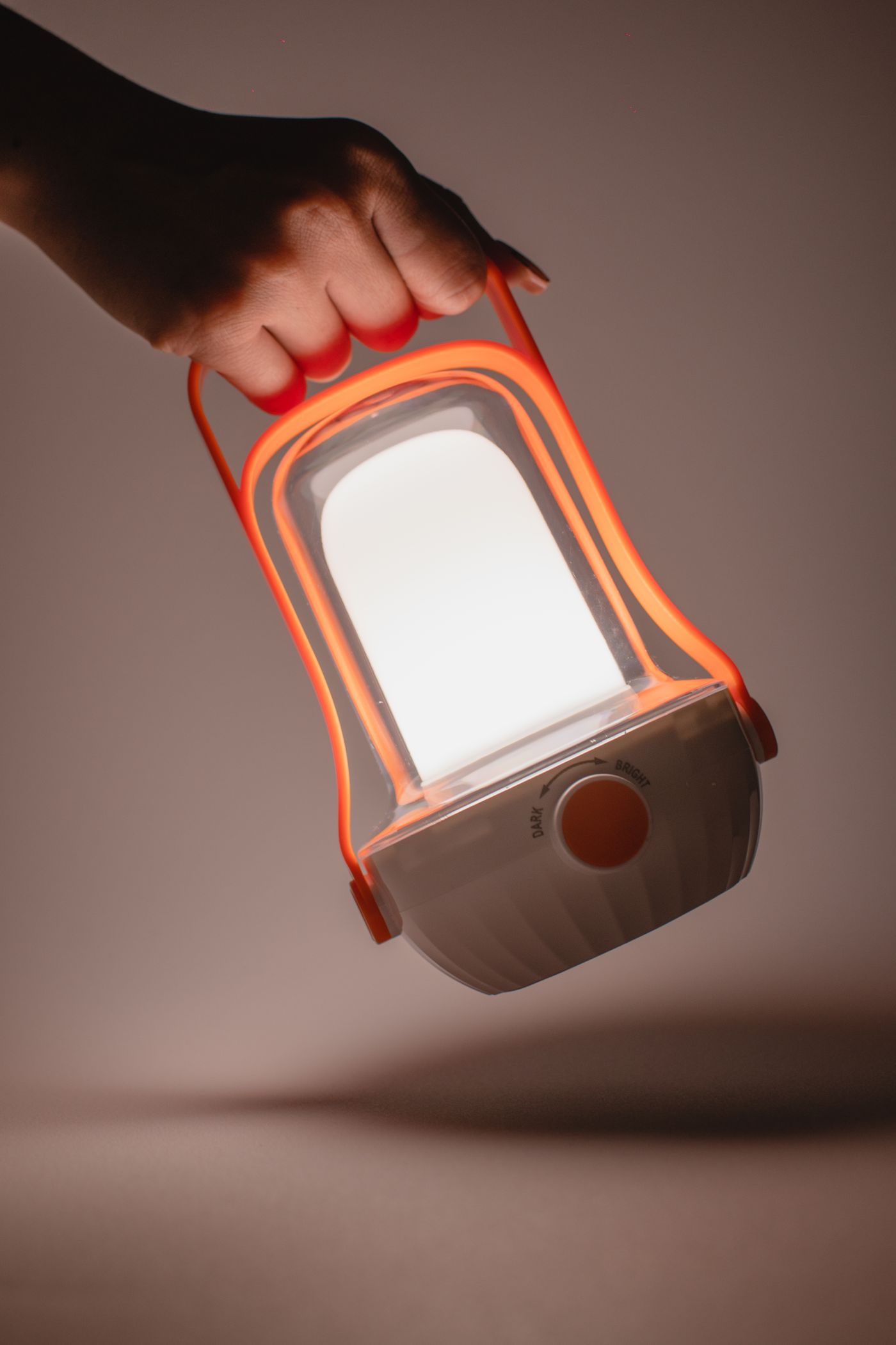 Main tenant une lampe électrique portable à poignée