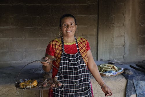 apron, döngü küpe, gülümsemek içeren Ücretsiz stok fotoğraf