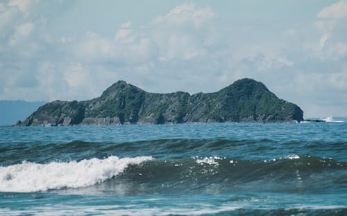 Free An Ocean Waves Crashing on the Shore Stock Photo