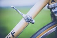 老式自行车齿轮变速器在模糊的绿色背景前被详细拍摄