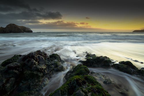 Rocks On Seashore Während Der Goldenen Stunde