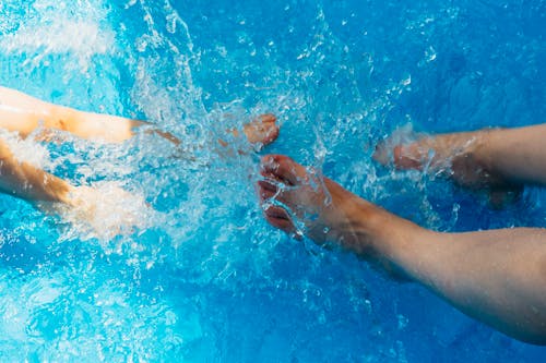 Základová fotografie zdarma na téma bazén, cákání, chodidla
