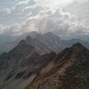 云雾环绕的崎岖山峰景色迷人，营造出戏剧性的景观