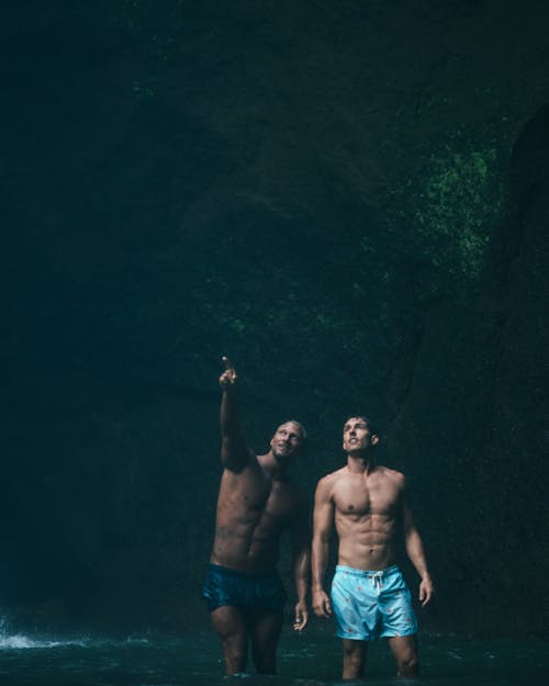 免費 兩名男子身穿藍色短褲的水體 圖庫相片
