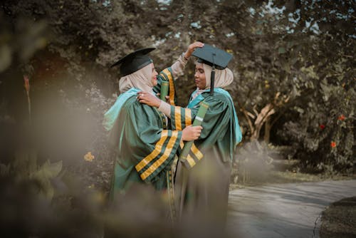 Foto profissional grátis de amigos, chapéus acadêmicos, de pé