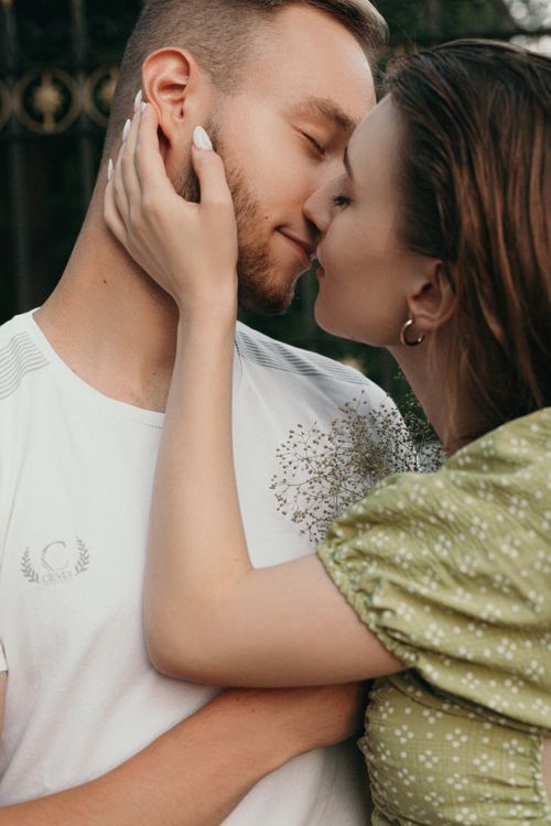 Free A heartwarming moment capturing a couple's affectionate embrace outdoors, exuding romance and intimacy. Stock Photo
